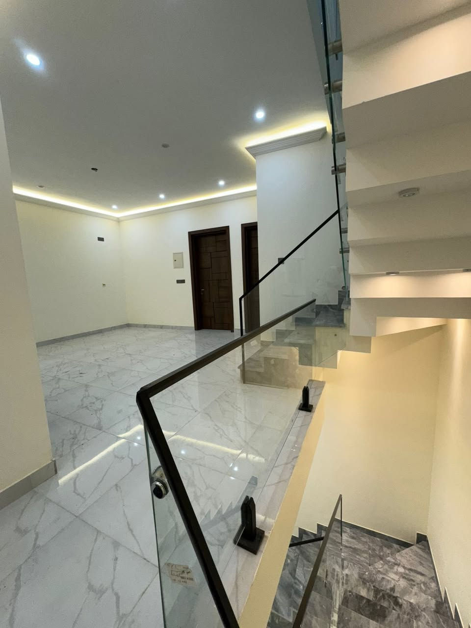 بسم الله الرحمن الرحيم
مكتب مهند الغريري للوساطه العقاريه 

للبيع بغداد السيديه مربع كامل ساجد دار 🏠 سكني 

مساحه ١٥٠ متر واجه ٧:٥٠ نزال ٢٠ 

شارع ١٢ م

يحتوي كراج صاله مطبخ هول خدمات صحيه 

٤ وغرف نوم ٤ بيت بناء زير ممسكون سابقا بناء ٢٠٢٥ 

درجه اولى واجهيه مرمر مودرن ارضيات مرمر شغل 

فخم 

وكل هاذا والسعر ٧٦٠ مليون قابل للتفاوض 

لمعرفه تفاصيل اكثر او معاينه العقار 

مرجعه المكتب السيديه شارع العلوه مقابيل مدرسه 

حلم الغد الاهليه وقرب مطعم سماش 

مهند الغريري للعقار 

***********
