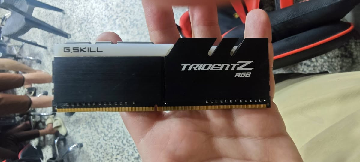 سلام عليكم عندي قطعتين رام 16 جيجا G.SKILL Trident Z RGBسرعة 3200MHz مع توقيت ممتاز CL16.
قيموا بما يرضي الله للتواصل *********** واتساب
