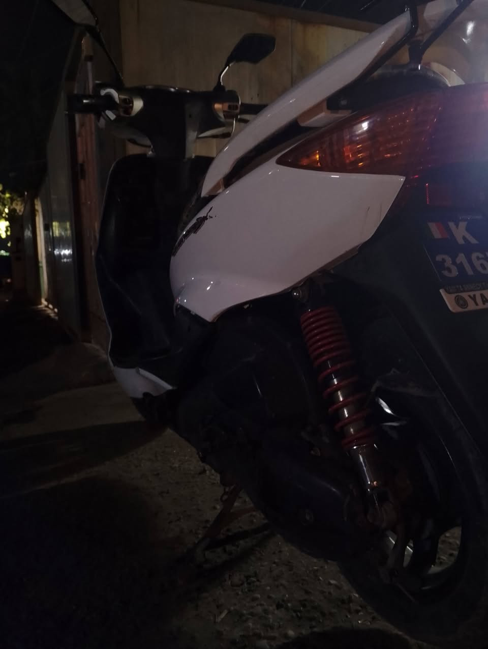 السلام عليكم شباب دراجه سكنس نثيه دراجه ما صار لها هوايه من نزلت حلوه ومرتبه شلعه ومعدل تمشي الدراجه بدون اي مشاكل سلف وهندر نكره بكل وقت الدراجه اتعب عداد سرعه اشاير زنون عالي ناصي كهربائيات مابيها نقص بيها دمام سماعتين وكارت اصليات دوشمه حلوه وكاسحه قفلها 500 بيها مجال حك الجيه لحد يتعبني رحمه لوالديكم *********** مكاني بغداد نهايه حي اور يم جامع الخلفاء
