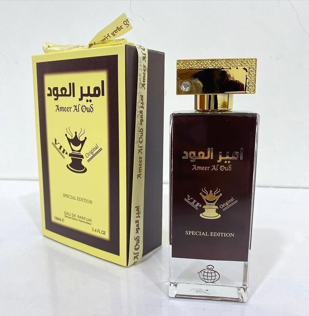 ✨ عطر أمير العود VIP (إصدار خاص)،  عطر شرقي للجنسين من إنتاج شركة فرجرانس وورلد (Fragrance World) الإماراتية 🇦🇪💯 . يشتهر هذا العطر برائحته الخشبية العميقة التي تعتمد بشكل أساسي على العود، ويُعتبر خياراً شائعاً لمحبي العطور الفخمة والثقيلة بأسعار مناسبة.

💎 عطر أمير العود VIP (Special  Edition)
يتميز هذا الإصدار بتركيبة عطرية غنية تجمع بين الدفء والجاذبية:
مقدمة العطر: خشب العود (العود)، الورد، والباتشولي.
قلب العطر: القرفة، العنبر، الأرز، مع نفحات إضافية من العود.
قاعدة العطر: خشب الصندل، المسك الأبيض، طحلب البلوط، والعود.
النوع: أو دو بارفان (Eau de Parfum).
الحجم: 100 مل.
الاستخدام: يُفضل استخدامه في  المناسبات نظراً لقوة ثباته وفوحانه العالي.  
✨ ثبات عالٍ يدوم لفترات طويلة على الجلد والملابس.
✨ يأتي في زجاجة سوداء أنيقة مع غطاء ذهبي مميز يعكس طابع الفخامة "VIP".
بديل اقتصادي: يُعتبر خياراً ممتازاً لمن يبحث عن رائحة العود الفاخرة التي تشبه العطور النيش الغالية بأسعار اقتصادية
#الاصلي المنشأ إماراتي 🇦🇪💯


**إذا كنت صاحب هذا الإعلان وتريد حذفه لأي سبب، رجاءا أرسل رسالة إلى الدعم الفني**