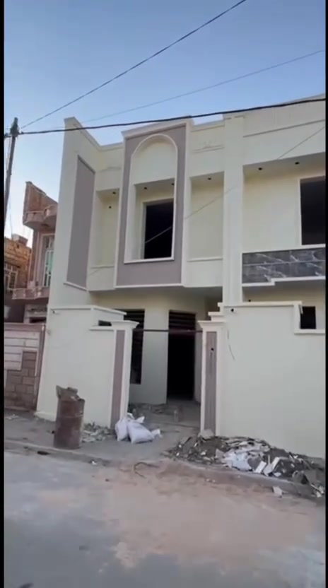 � منزلان فاخران عاليَا المواصفات للبيع 🏡

📍 الموقع: مدينة الديوانية – حي الفرات – خلف عمارة ابن عطية.

تم تصميم المنزلين وفق أحدث المواصفات الهندسية وباستخدام أفضل مواد البناء عالية الجودة.

📐 مساحة كل منزل: 100 متر مربع
📏 الواجهة: 5 أمتار
📄 الطابو: صرف

يحتوي كل منزل على طابقين:
▪️ الطابق الأول: غرفة، صالة، استقبال، ودورتي مياه.
▪️ الطابق الثاني: غرفتا نوم، إحداهما ماستر، وصالة.

💰 السعر مناسب.

📍 العنوان: حي الفرات – شارع الصب – قرب التسفيرات.
📞 لمزيد من التفاصيل، مراجعة مكتب صناع المال للعقار
***********
***********
