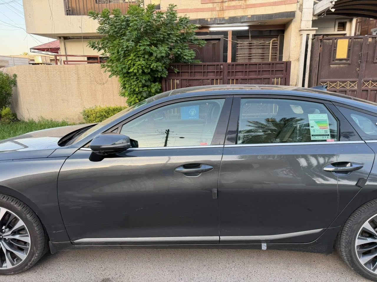 السلام عليكم 
كيا k8 موديل ٢٠٢٣ بانزين مكينه ٦ سلندر  ٣٥٠٠ فول خليجي رقم اربيل مكفوله  عدا شخوط بالباب الخلفي ماشيه ٣٢ الف 
مكانها بغداد حي الجامعة 
للاستفسار ***********
