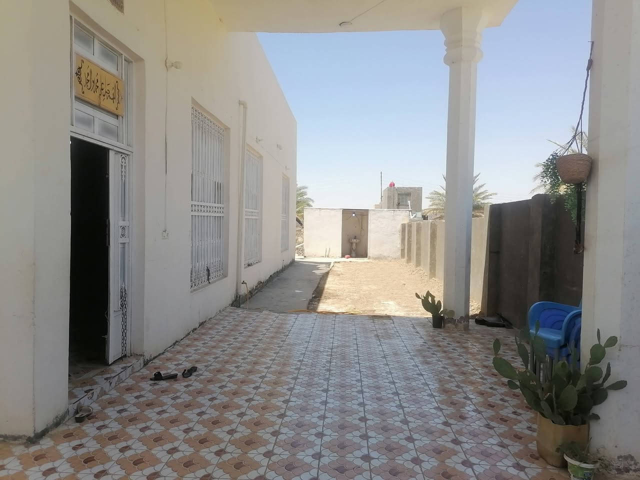 سلام عليكم بيت. لبيع مساحه ٦٠٠متر موقع مهدي عاكول بيت يحتوي عله ٣غرف وصاله واستقبال ومجموع معه فضلت ممرات  صحيات داخليه. وخارجيه
السعر 110وبيه مجالل 
استفسار أكثر انتصل عله رقم ***********
