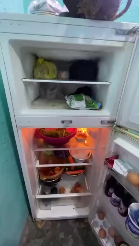 للبيع ثلاجه جديده السعر ٢٠٠ بيه مجال مكان نجف ***********
