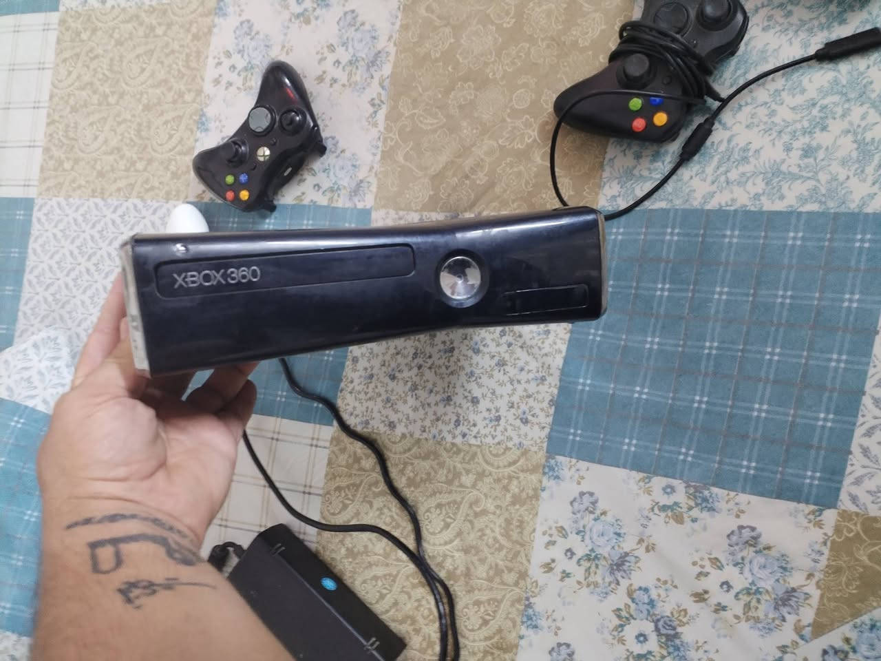 سلام عليكم عدي اكس بوكس 360ويه 5جوستكات وبي تقريبن40لعبه نضيف حيل السعر 120وبي مجال عنوان الزعفرانيه***********
