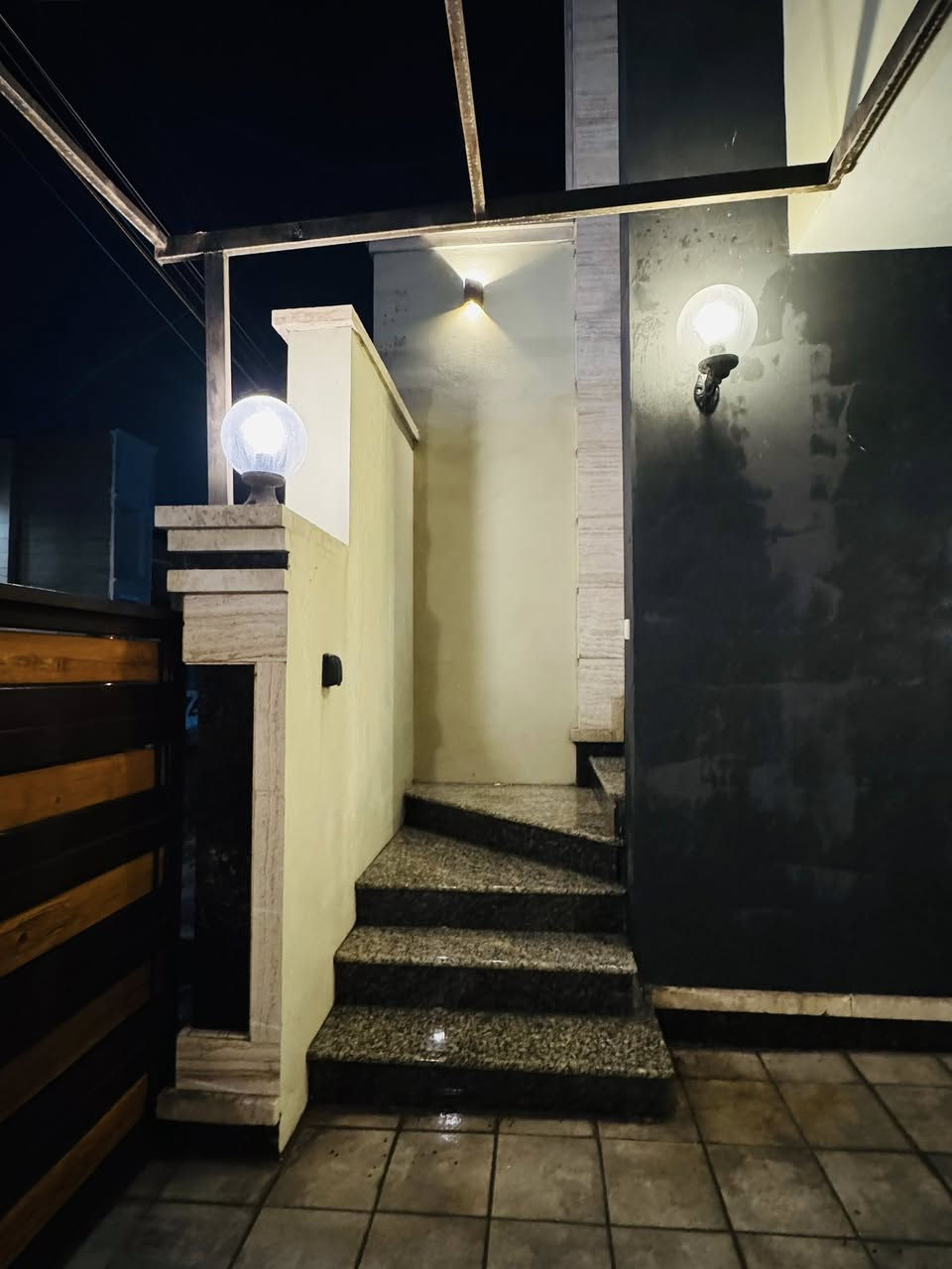 السلام عليكم
منزل للايجار في شارع فلسطين حي المهندسين الطابق الارضي
مساحة ١٨٠م 
غرفتين نوم مع مطبخ وصالة وحمامين
مخزن خارجي مع كراج
المنزل مزود باجهزه تبريد حديثة سامسونك انفرتر
البيت جاهز للسكن مباشرة
مصبوغ حديثا
للاستفسار الاتصال
***********
