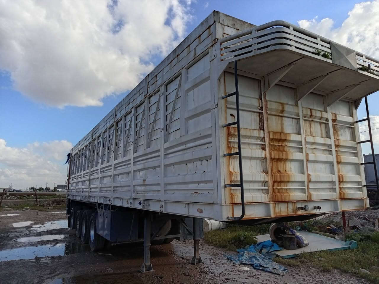 عربانة حدادية 4 دناكير للبيع 
حمولة 60 طن
للاستفسار :***********
