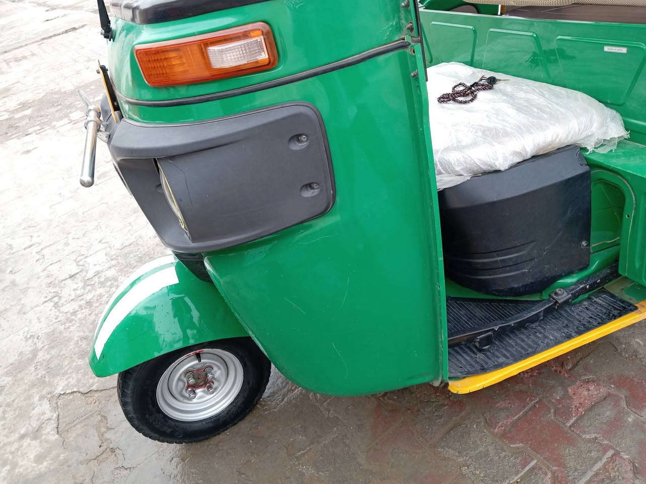 تيك تيك موديل 21 تكتك نظيفه وجديده بالباكير بس مجففته تثبيت شركه ***********
