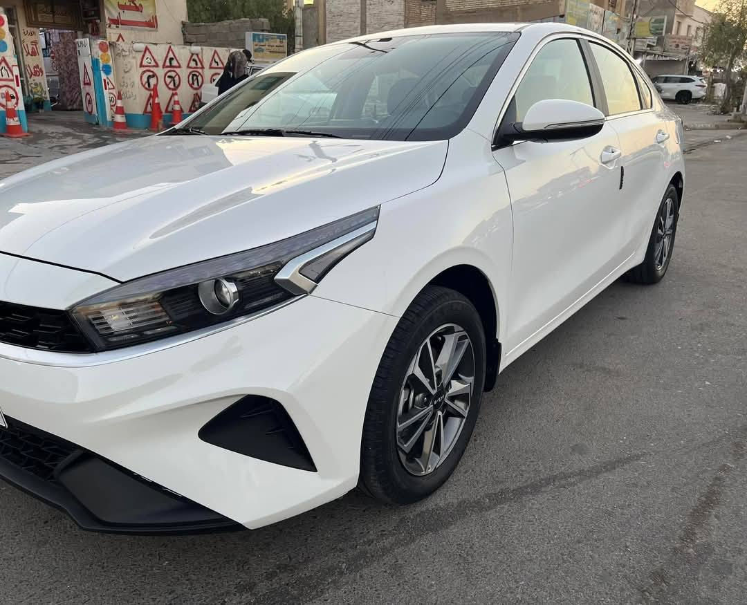 السلام عليكم
كيا سيراتو موديل 2022 
السيارة مكفولة كفاله عامه من الصبغ و التبديل و البارد حته من الشخط من الرقم للرقم 
محرك 1600 دوش 
ماشية 50   الف حقيقي 
مواصفات فول استخدام شخصي 
1- فتحة سلايت 
2- اشاير بل مري 
3- ويل كب اصلي 
4- تبريد قطعتين 
5- شادلهة شاشة اصلية ابل كاربلي
6- وشادلهة منضومة زنون اصلية 
7- بيهة سويجات عدد 2 مال الشركة
8- حساس خلفي 
9- لدات امامية + بروجكترات امامية 
داخل السيارة لونين اسود و بيجي 
السبير و العدة مالتهة بعدهن بحالة الوكالة مانازلات 
الشراي يتصل ***********
