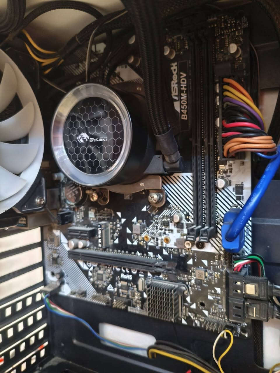 السلام عليكم  
حاسبة للبيع نقص رامات وكارت فقط
R5 3600
B450
مبرد مائي
Ssd 128 GB
Hdd 500 GB
PSU 600 WATT
كيس بي مروحتين
السعر 315 الف قفل
مكاني موصل وعندي توصيل


**إذا كنت صاحب هذا الإعلان وتريد حذفه لأي سبب، رجاءا أرسل رسالة إلى الدعم الفني**