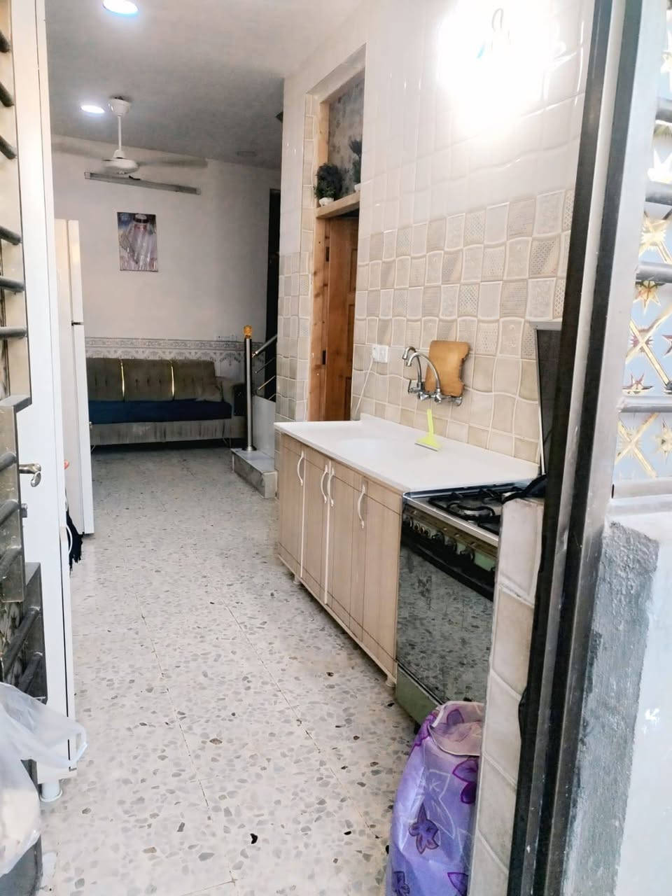 دار للبيع زراعي
100م ركن .. 
بناء حديث خدمات كاملة .. 
طابق واحد.. 
يحتوي على استقبال ضيوف غرفة نوم ومطبخ وصالة وحمام داخلي ومنور وحمام خارجي  كراج جبير.. 
العنوان/ الرئاسة/شارع20.. قرب افران الزيتون.. 
للاستفسار/***********
