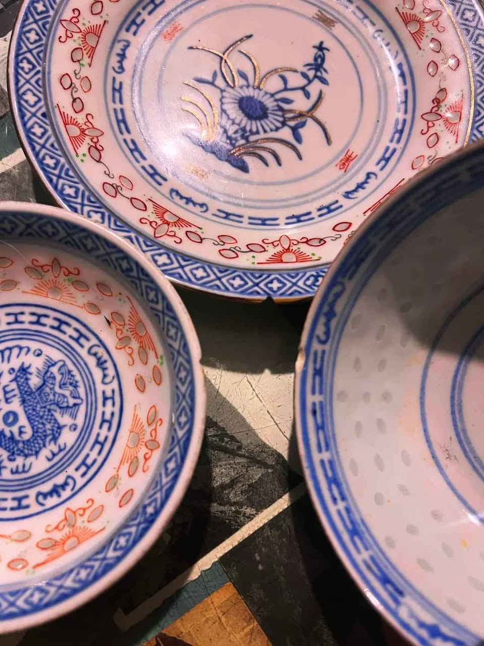 Vintage Rice Eye Set: Blue Dragon Motif
​9-Piece Set:
​2 Coffee cups
​1 Plate (10 cm)
​3 Plates (15 cm)
​2 Deep bowls (11 cm)
​1 Small dish (6 cm)
​Condition Report:
​Two cups, two of the 15 cm plates, the 6 cm small dish, and one of the 11 cm deep bowls are in excellent vintage condition.
​The 10 cm plate, the remaining 15 cm plate, and one of the 11 cm deep bowls have a minor chip, as shown in the photos.
​The remaining pieces are in excellent condition with no other flaws or defects.
​⚠️ Please review the photos carefully as they form part of the description.
​📦 Shipping: Available to all governorates.
​✉️ Inquiries: For price and serious inquiries, please feel free to send a direct message. الاسكندرية, مصر


**إذا كنت صاحب هذا الإعلان وتريد حذفه لأي سبب، رجاءا أرسل رسالة إلى الدعم الفني**