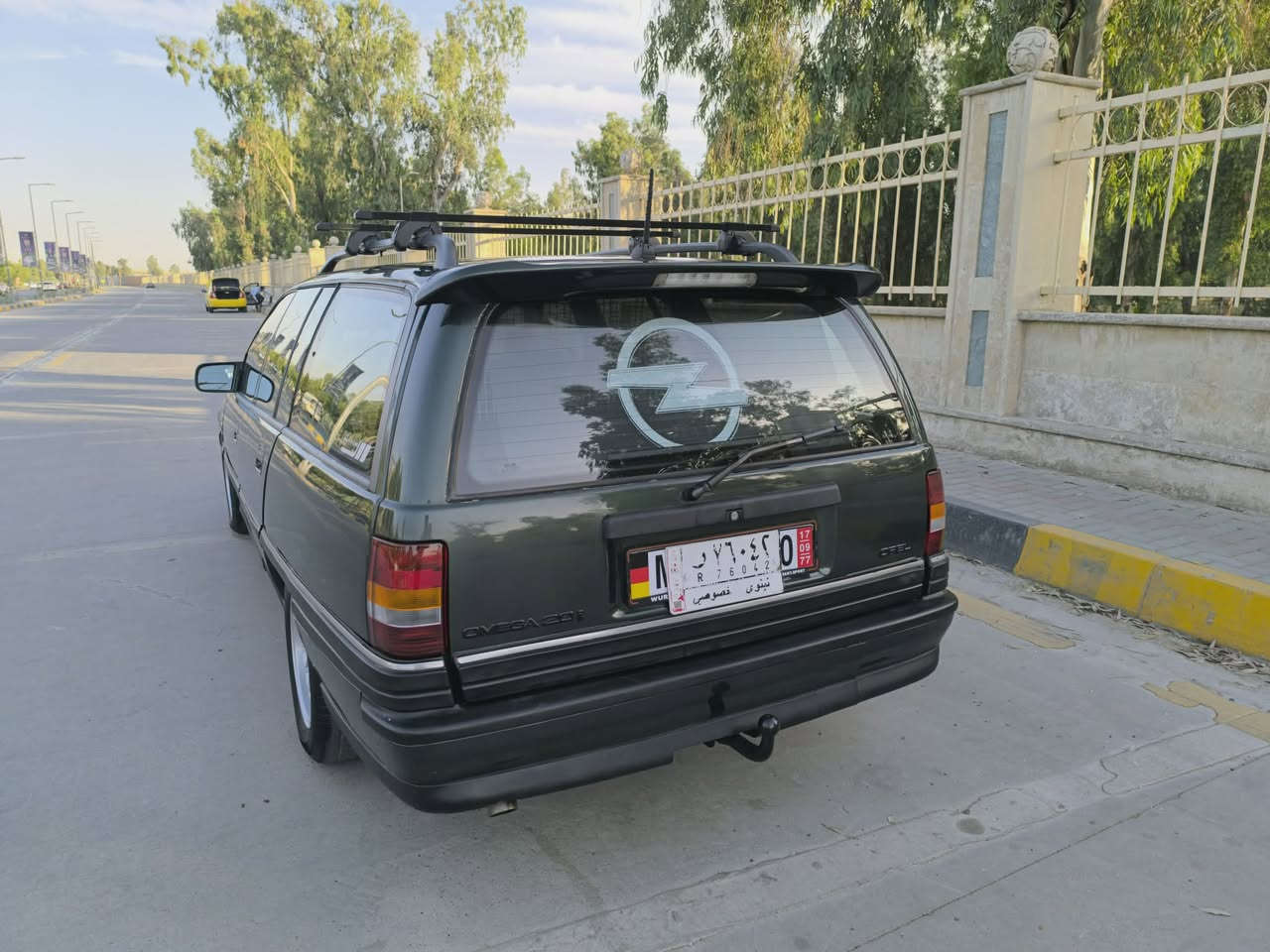أوبل أوميكا موديل 1993 أصل وفصل
اللون أخضر زيتوني 
حجم 20أصلي المرغوب CDكرستال 
جامات الامامي كهرب سلايد ويل كب أصلي شركه 
السياره بيها صبغ 5قطع مال تقحيل تطويز أبيعك عام بشرط بدون دواخل ومعجون وضرر 
بشرط فرن (حراري) وبمواد ألماني وضمانو صبغ درجه أولى 
الطخم الامامي من أ..............إلى ي كلو مبدلوا جديد وبشرط 
الطخم الخلفي أكسن ودرايم شفتات كلو مبدلوا جديد وبشرط 
يعني أنطيك تراي عجين وطخم أمامي وخلفي جديد وبشرط 
وايرمنيا كلها شغاله 
الشبكه والسلايد الخلفي مال ستيشن أصلي مالها 
داخل وكشنات وبطاين أصلي وشركه وجديد داخلها يخبل حيل 
تفتح البوند وضع شركه أصلي 
تفتح الصندوك وضع شركه أصلي 
.السياره رقم نينوى الماني سنويه عضم شرط التحويل فقط عنواني الموصل حي المثى قرب جامع الروضه المحمديه 
(السعر 42$وبيها مجال للشراي )
رقم الهاتف (@***********) أسيا 
(*********** )كورك
