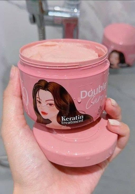 ✨ توفر لترند معالج كوتا الأصلي💯✔️ Kota Double Care Keratin
Treatment Hair Mask،  
ماسك ومعالج مغذٍّ للشعر بالكيراتين يعمل على ترميم الشعر المجهد والمتضرر من الصبغات، والمواد الكيميائية، وأدوات التصفيف الحرارية و يحتوي على الكيراتين، البيوتين، والببتيدات النحاسية لتقوية بنية الشعر وحمايته من التكسر والتقصف. و يمنح الشعر ملمساً ناعماً، حريرياً، ولامعاً يسهل تصفيفه بعد الاستخدام. مدعم بمركب (Baicapil) ومستخلصات نباتية تساهم في تحفيز نمو الشعر وزيادة كثافته وتقليل التساقط. و يتميز برائحة عطرية جميلة تدوم في الشعر لفترة طويلة

🔬 فوائد التركيبة العلاجية المتقدمة تغذية ثلاثية الأبعاد: يحتوي على الكيراتين لإعادة بناء ألياف الشعر، والبيوتين لتقوية الخصلات، والببتيدات النحاسية التي تحمي الشعر من التكسر المستمر 
✔️ تقنية Baicapil المبتكرة: دمج 3 مستخلصات نباتية (جذور السكوتلاريا، وبراعم الصويا، والقمح) التي تعمل على تحفيز بصيلات الشعر، مما يساهم في زيادة كثافة الشعر وتقليل التساقط بشكل ملحوظ 
✔️ ترطيب وحماية مضاعفة: غني بـ زيت الأركان العضوي وفيتامين B5، وهي مكونات تمنح الشعر جدار حماية ضد الجفاف المفرط وتعيد له المرونة المفقودة 
✔️ يحمي لون الصبغة من البهتان السريع، ويعوض المادة الرابطة للشعر التي تضررت بسبب سحب اللون أو الفرد 
✔️ للشعر شديد الجفاف والنفشة: يغلف خصلات الشعر ليعمل كحاجز ضد الرطوبة الخارجية، مما يقضي على "النفشة" ويجعل الشعر ينسدل كقطعة واحدة  
✔️ للأطراف المتقصفة: يلحم أطراف الشعر المجهدة مؤقتاً ويمنع صعود التقصف إلى أعلى الخصلة
#الاصلي المنشأ كوريا امتياز تايلندي 💯✔️ 

🚘 يوجد خدمة توصيل لجميع محافظات العراق ٤ الاف 🚘


**إذا كنت صاحب هذا الإعلان وتريد حذفه لأي سبب، رجاءا أرسل رسالة إلى الدعم الفني**