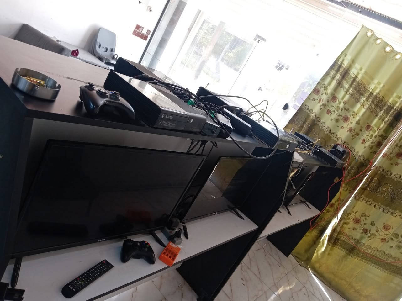 السلام عليكم اخوان عندي 8اكس بوكس 8بلازمات حجم 32 للبيع لاستفسار *********** واتساب
