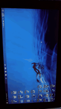 لابتوب بهذا الشكل بس البطاريه ميته من تخلي ع شاحنه يشتغل الي يريده يتف...