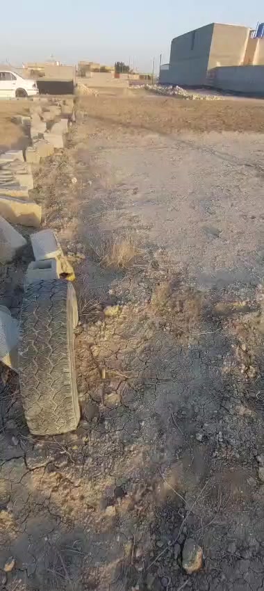 سلام عليكم ارض زراعيه 200م
المكان الصخين قرب صيطره قديمه شارع بيه تيول تبعد عن شارع مسافره يمها بيوت ساكنين اكو بانين عن نص تكفل بكلشي عقد مكاتبه بكلشي اني حاضر 
رقم الهاتف ***********
