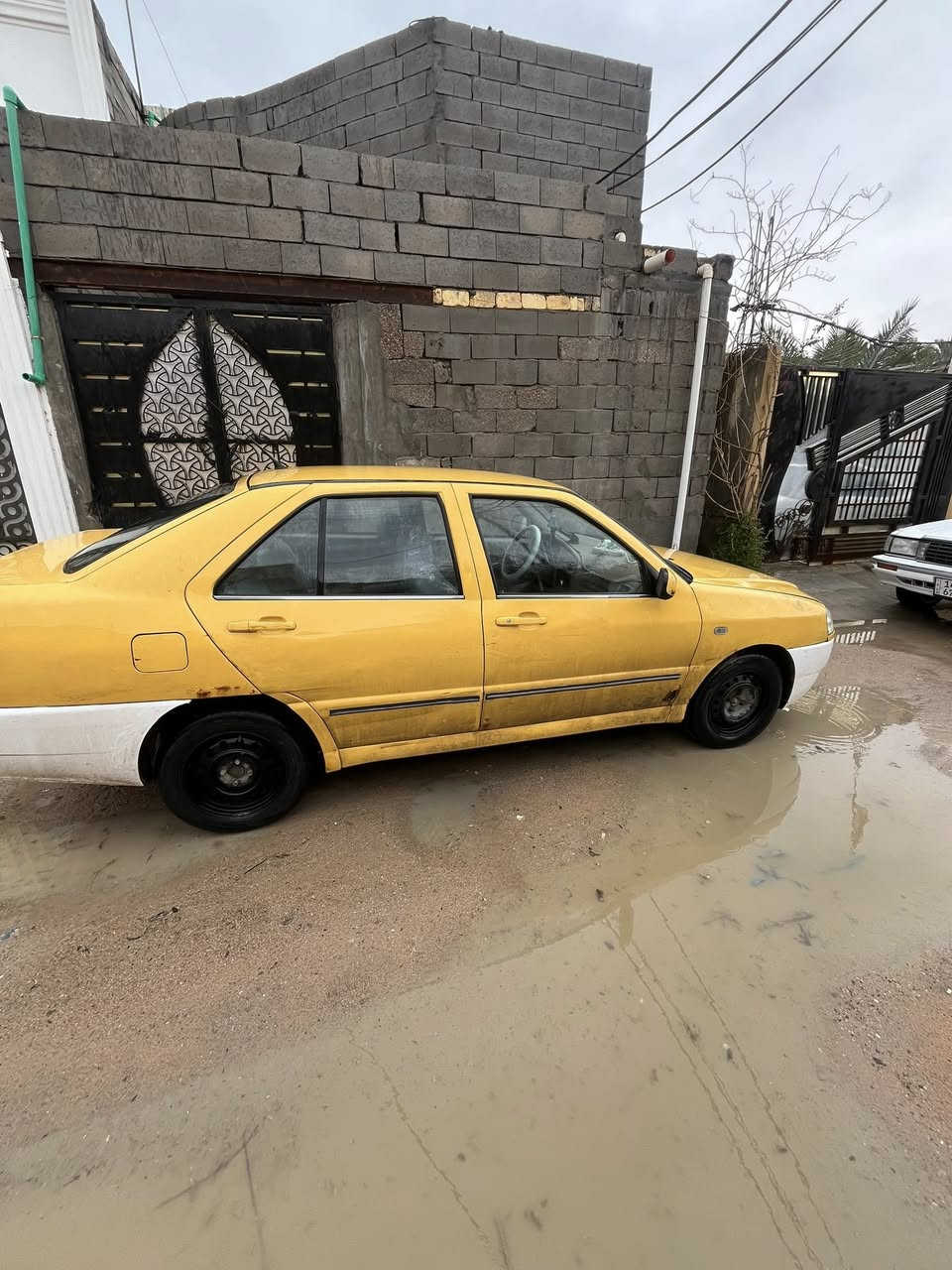 السلام عليكم للبيع شيري كوين موديل٢٠١٠
السنوية لل٢٧راعيها موجود بالزبير  يريد تحويل 
السيارة كاملة حدادية جديدة تايرات صارلي ٣اشهر من شادهن دوشمة جديده السيارة بس تبريدها ألفان مالته ضعيف ومنقص غاز المكينه بيها خيط تبخير 
سعر السيارة ٣٢وبيها مجال مكاني البصرة حمدان
رقمي ***********
