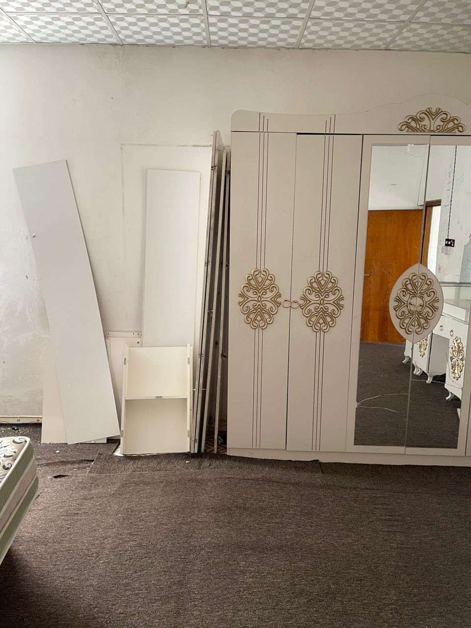 سلام عليكم          للبيع  للبيع 
غرفة نوم   مستعمله ضررها بس سكك جرارات
مع دوشك الاصلي 

العنوان النجف حي الامير     ***********
