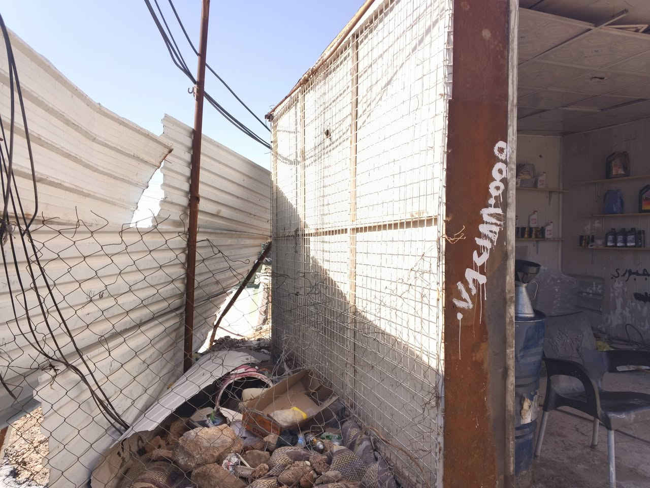 سلام عليكم كشك البيع فارغ مو هوه وغراضه بس الكشك السعر 750 ***********
