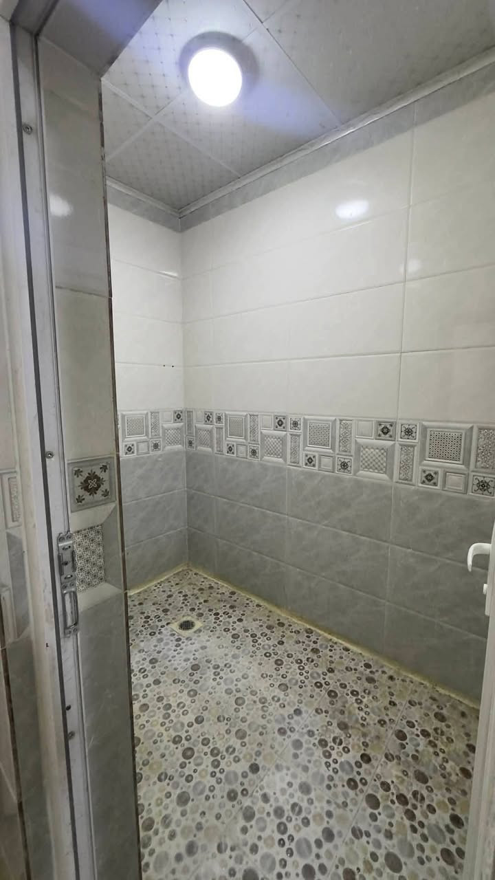 مكتب تاجالملوك.   بيت يجار في حي السماح الاولى غرفه هول مطبخ صحيات وستقبال بناء 🏢 حديث المساحه 100متر مربع التواصل ***********.    ***********
