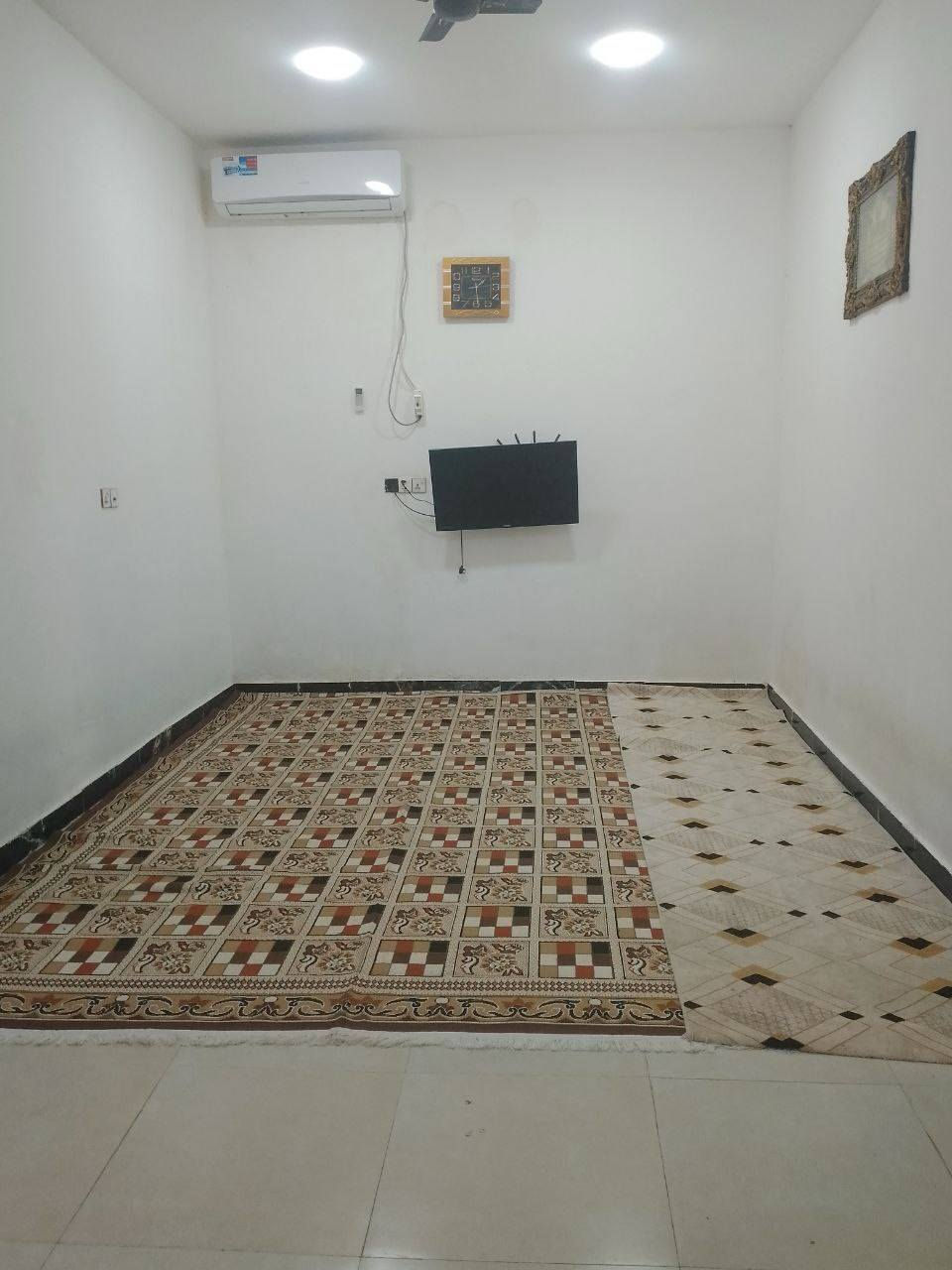 السلام عليكم بيت للبيع في منطقه الدفاس أول ما تزل السده اول فرع مساحته 200متر البيت كله كامل فقط الدرج والسطح ما كامل وعلئ شارع 8متر الرقم:***********واتساب فقط
