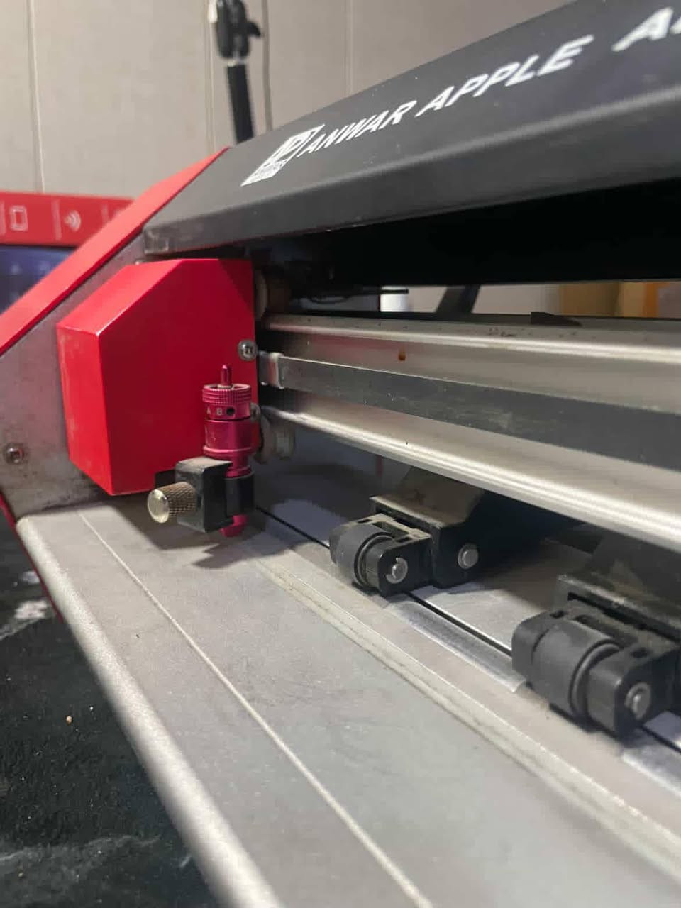 السلام عليكم من رخصه الادمن
جهاز للبيع سعر خاص
***********

يستخدم الجهاز لقص وتشكيل لاصقات الحماية (Hydrogel PPF) للشاشات والهيكل الخلفي لمختلف أنواع الهواتف والأجهزة الإلكترونية
