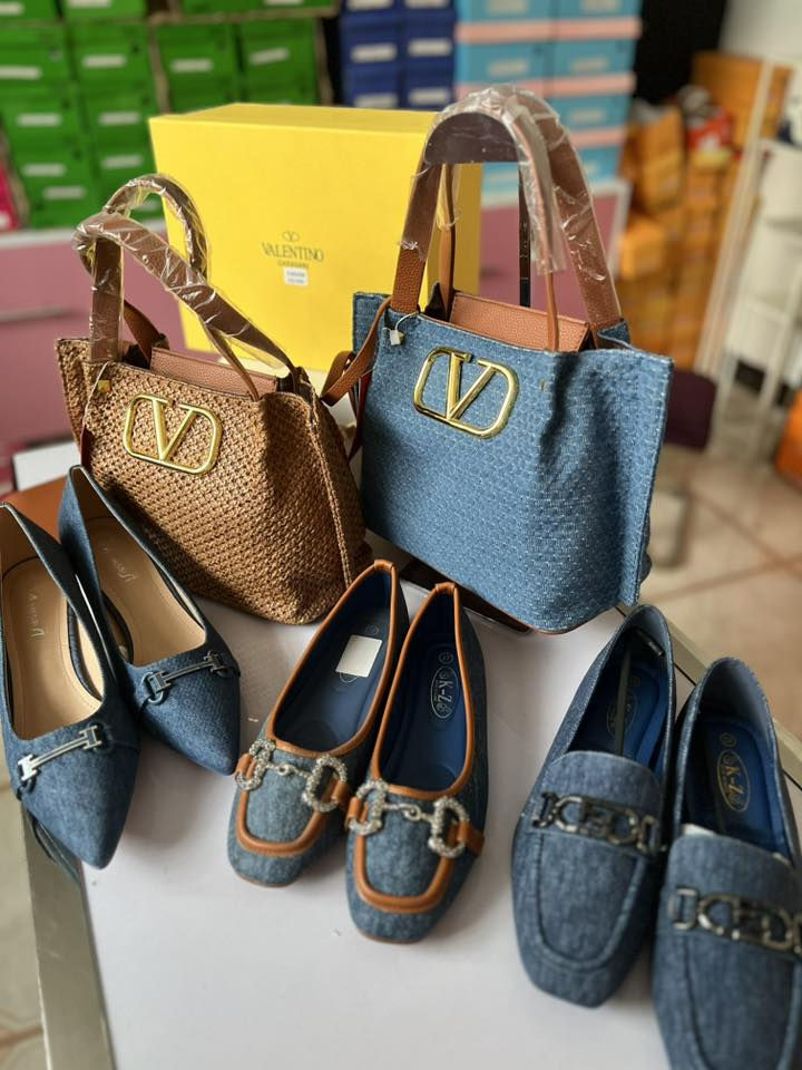 عدة محل أحذية وحقائب للبيع 👠👜
 • 300 زوج أحذية (كعب وموديلات)
 • 90 شحاط صيفي
 • 10 حقائب جديدة
 • كابينات + مكتب + مراية + كراسي + استاندات

جاهزة لفتح محل فورًا
السعر: 5 مليون قابل للتفاوض
الموقع: بغداد

للاستفسار ***********
