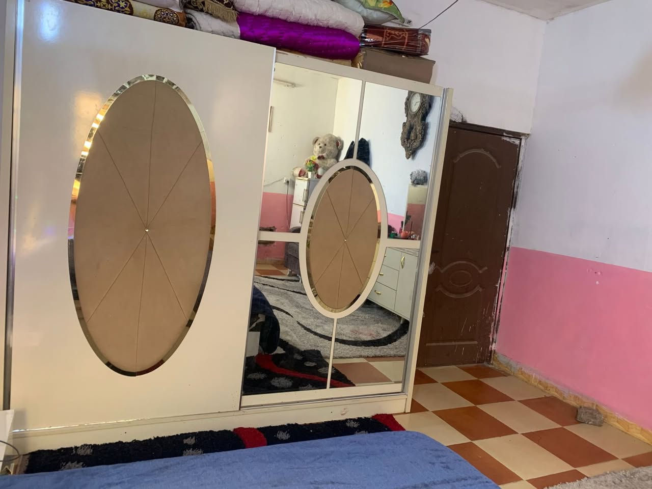 غرفه نوم بعده نضيفه ماناقصها شي للبيع السعر 325 وبيها مجال الشراي يتصل ***********
