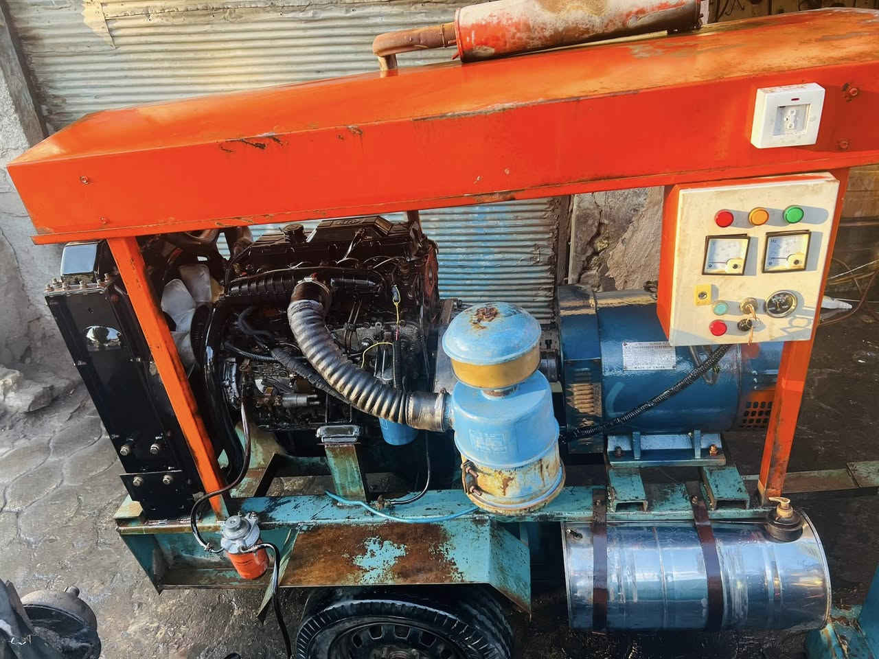 مولد كيا 2700حديث
التوليد 30kvaثري فيز 
المولد ممفتوح وجهاز شرط الحمل كلش جديد 
***********
***********
