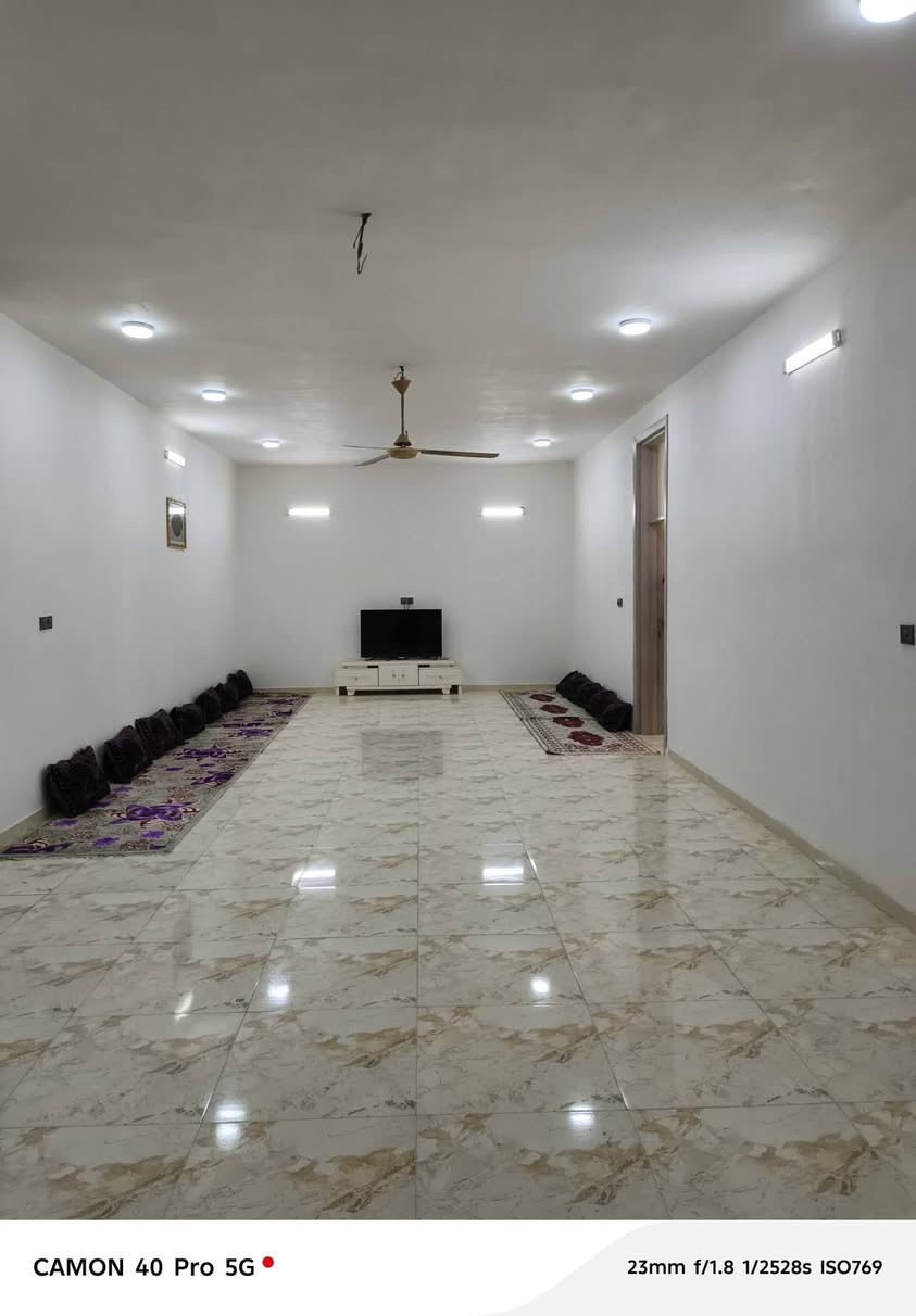 السلام عليكم بيت لبيع المساحة 300 الشافعيه حي الموظفين يبعد عن شارع ديوانيه نجف 250متر ***********
