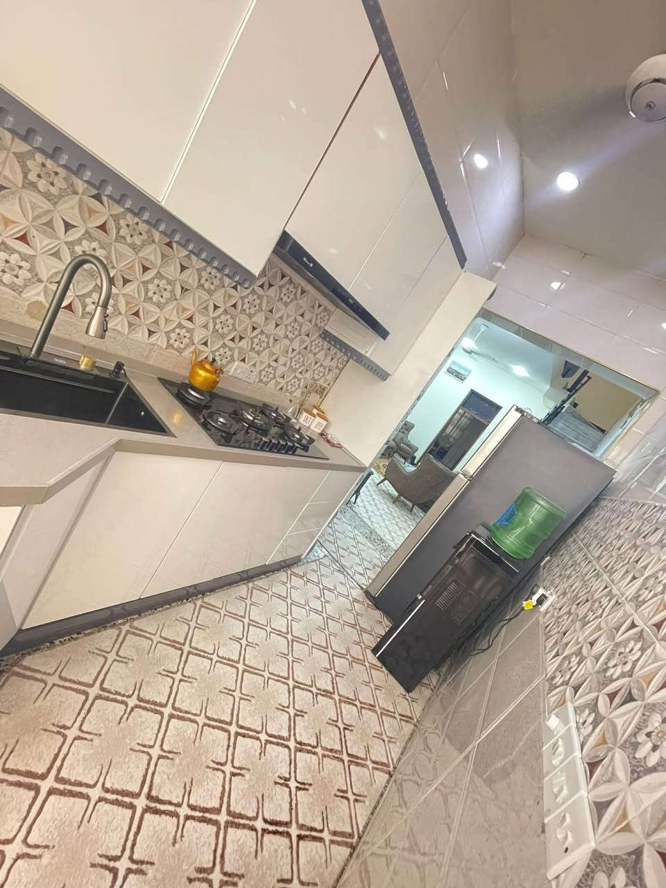 السلام عليكم يوجد بيت للبيع المساحه١٢٥متر بحي ١٨على شارع ٢٠
يتكون من مدخلين صاله ومطبخ وهول داخلي وغرفه نوم وخدمات البيت طابق واحد نظيف جداً 
الي يحب يتفضل خاص سعر مناسب جدا
***********
