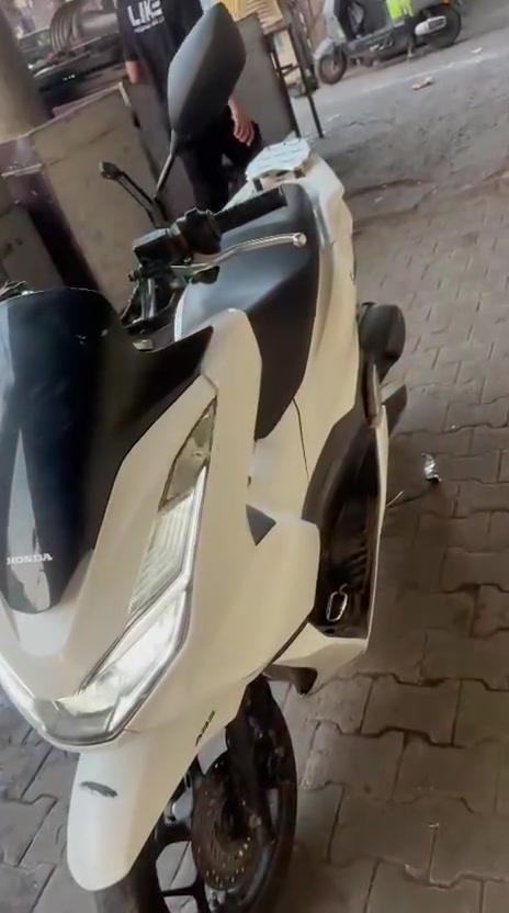 سلام عليكم pcx جيل الرابع وراد كوري
دراجه نضيفه ومكفوله كفالة عامة مكينه برغي ما مفتوح جيب فيتر وفحص 

فقط كم ملاحظه بكفرات  .

السعر 13 ورقه بيها مجال للشراي 

مكاني بغداد  

***********
