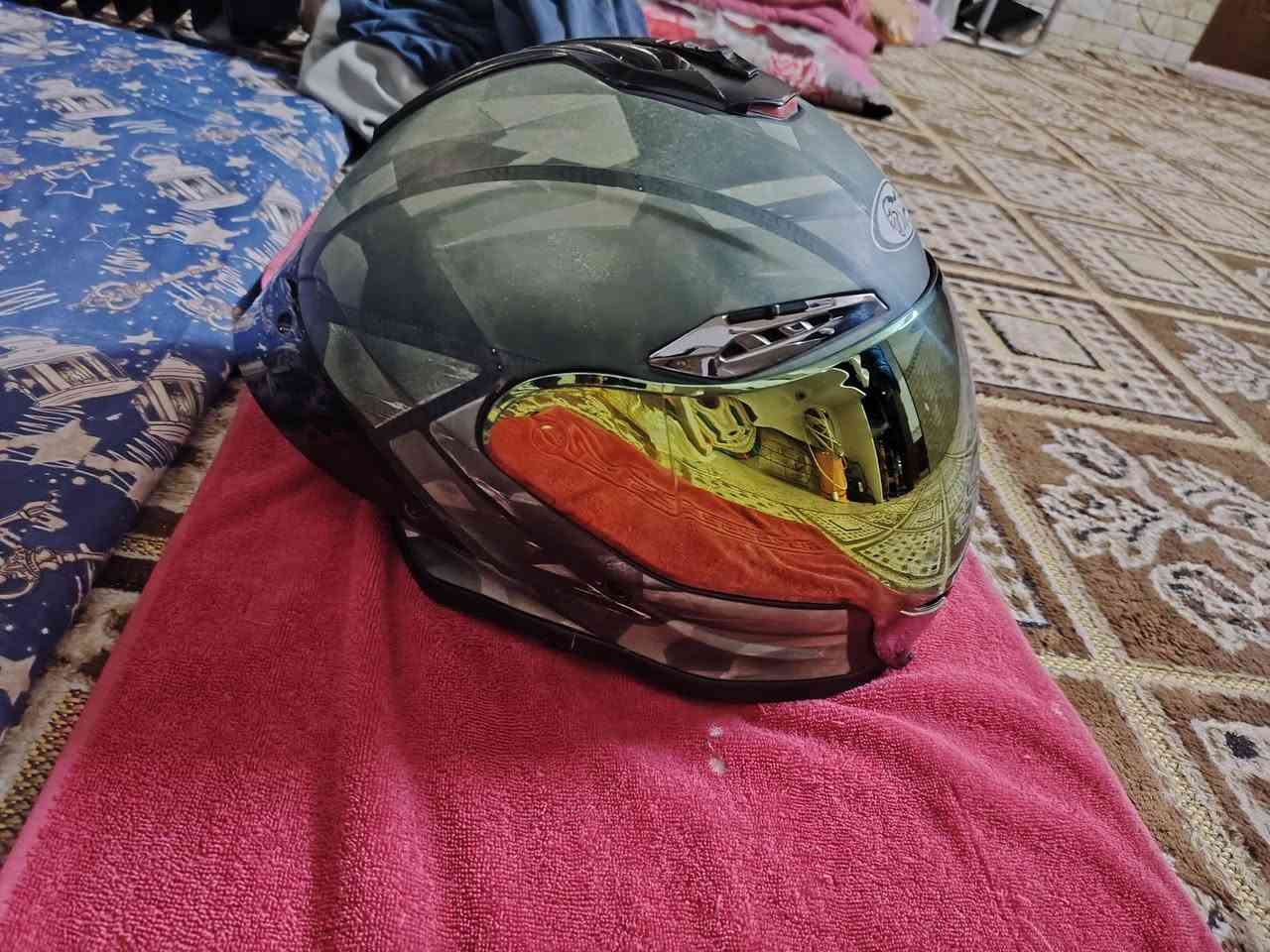 سلام عليكم
خوذة شركة سيزر للبيع 
استعمال قليل جدا 
سماعه شغالة وصوت واضح بلاتصال 
سعر 75 الف  وبيها مجال 
العنوان بغداد الزعفرانيه 
***********
