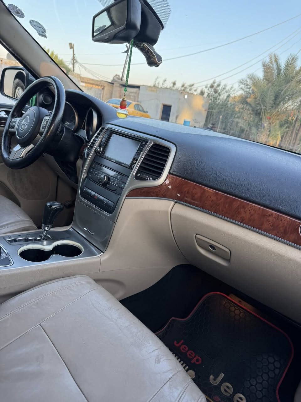 سلام  عليكم 
جيب جراند شيروكي لمتدد موديل 2012 وارد خليجي 
فول مواصفات 
فتحه 
كشنات تدفئه اماميه خلفيه 
كامره خلفيه 
ايباد خلفي 
حساس امامي خلفي 
تدفئه ب الاستيرن 
بصمه
بيه بنيد صبغ  
للاستفسار 
***********
