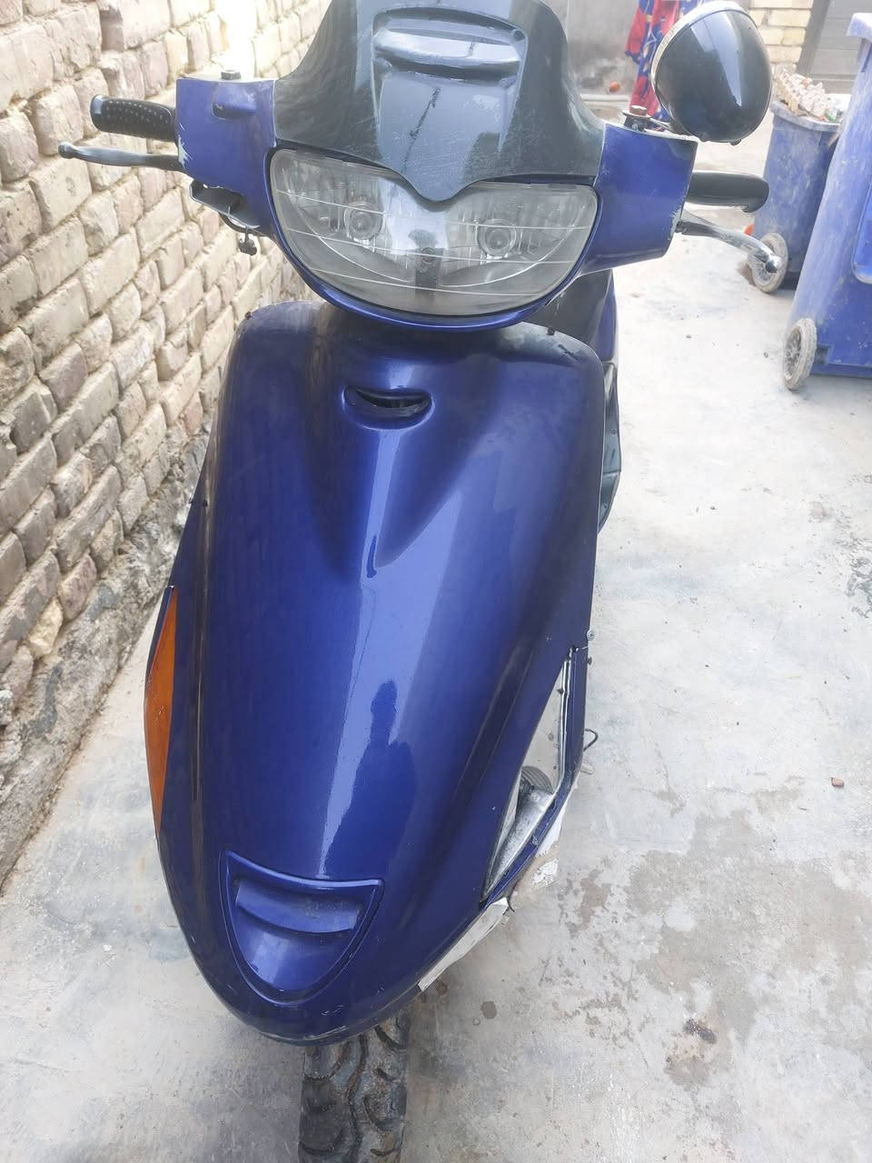 السلام عليكم للبيع دراجه فراشه مكينه شلعه معدل فول شغاله سلف هندر واحد شرط كهربائيات شغاله بيها ام بي ثري جديد  تايرات جديده رقم *********** سعر 250
