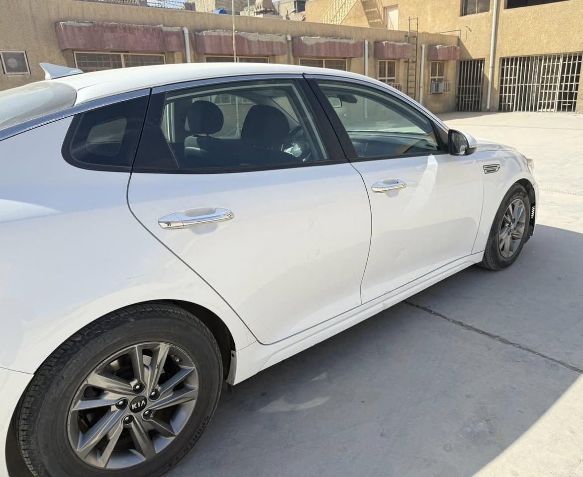 كيا أوبتما LX (وارد أمريكي) - نظيفة وجاهزة للاستخدام
• الموديل: 2020. امريكي 
• الفئة: LX (المواصفات القياسية).
• اللون: أبيض.
• المحرك: 2.4 GDI  العداد 70 الف ميل.
• الحالة الميكانيكية: حدادية جديدة بالكامل،  ولا تحتاج لأي مصاريف.

تفاصيل الحادث والضرر (بكل أمانة):
• مستوردة شخصياً عام 2022 وتم تصليحها "على ايدي".
• الأجزاء المبدلة: بونيد + جاملغ (جهة عكس السائق) .
•يوجد تصليح في (الشاصي واللغد) صور الحادثة موجودة بالمنشور 
• استخدام شخصي ومتابعة دقيقة للصيانة.

السعر المطلوب:
• 15,500$ (شدة و55 ورقة).
• [قابل للتفاوض البسيط مع المشتري الجاد].

للتواصل والاستفسار:
• رقم الهاتف: [***********]
