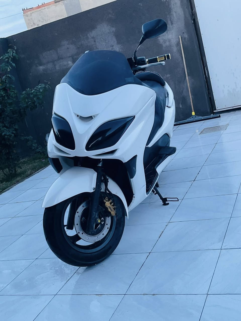 سلام عليكم فورزه 08 مكفوله كفاله عامه اوراق كامله مدفوعه كمرك جاهزه للترقيم 6 كير 3 تحويلات بصمه سويج طوارئ استاند حساس كلوب جنطه جك جنطه دراجه بلاديه وجديده 
لون ابيض كهربائيات كله شغاله وبلاديه عالي ناصي اشاير دبل اشاره تخم تاير مال يابان/ 
//مكان بآبل توصيل موجود 🚚// سعر مليون 300 وبيه مجال 
//***********//
