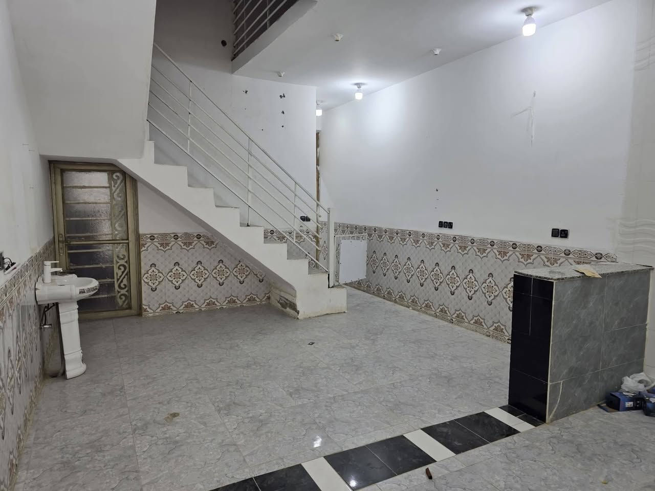 السلام عليكم دار سكن للبيع حديث غير مسكون البناء حديث درجة اولى في الكوت منطقة حي الحكيم بالقرب من الكورنيش نزلة افران الهادي مساحتة 100م وشارعة 10م البناء طابوق درجة اولى والسقف صب مسلح والارضية والجدران سيراميك ويتكون البيت من غرفة وصالة ومطبخ واستقبال وصحيات داخلية وخارجية ومرقم من قبل البلدية السعر 39 وبي مجال الاستفسار الاتصال على هذا الرقم ***********
