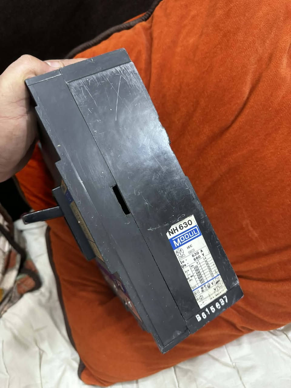 مستعمل نضيف جدا قاطع ٦٣٠ امبير ايطالي كونتكترات ٨٥ امبير قاطع ياباني صغير ثري فيز كل خانة ٣٠ امبير مكاني بغداد ***********
