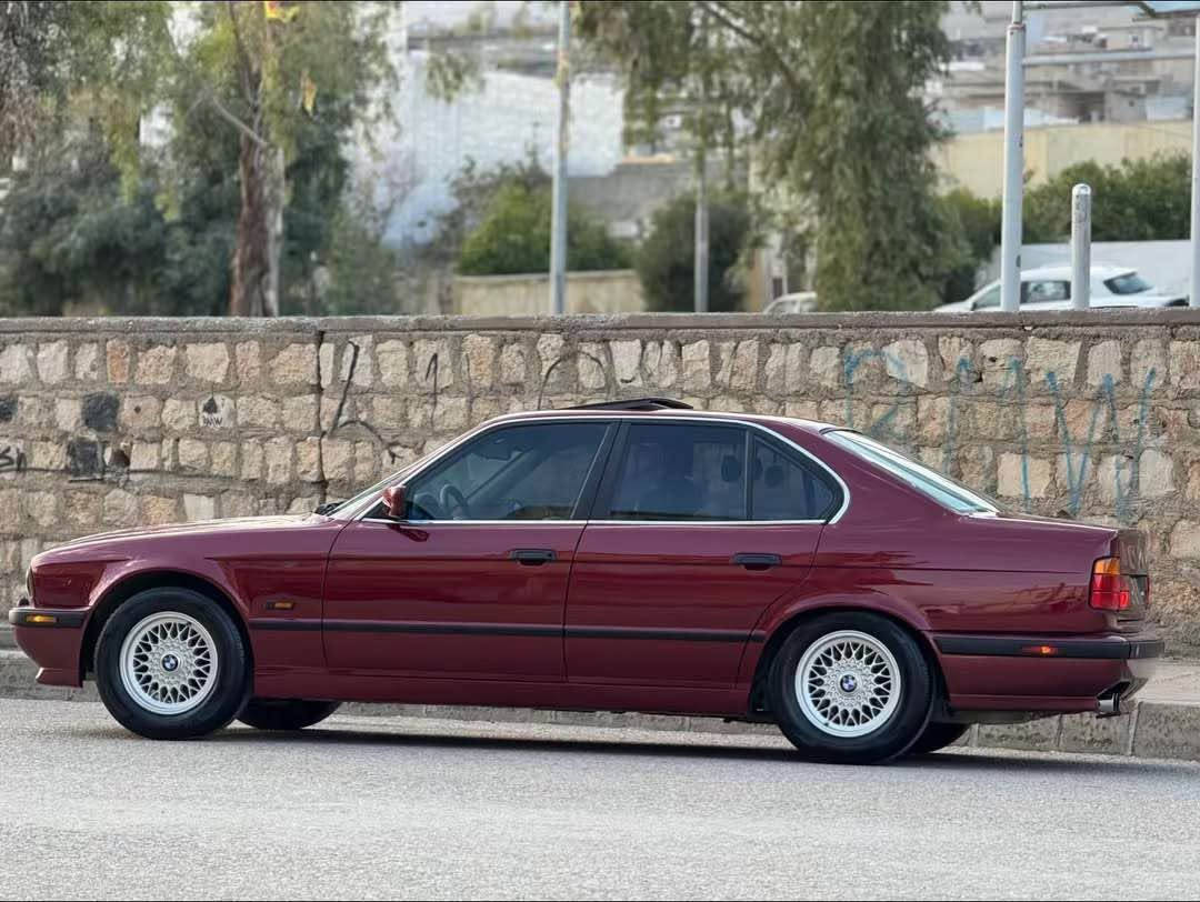 ماشاءالله له مالي هه موولايه ك 
BMW.1993.525iAفول مواصفات
شتي لوك و خاوين و پاكه تى دانسق
سلايد.جام كاره بايي.ABS.توماتيك.
كوشن جلد.كوشن هيته ر.٧ باليف.
په رده.ناو رصاصي و ره ش پانكه كاره بايي بيلادي.سوكان ئيرباگ.ڤوليوم.گيچ ئه لقه.تاقم ئيسپانه بيلادي.جه گ و تاكوز بيلادي.سيدي بوكس.دعامي پيش و دواي Mبيلادي يه ك پارچه.
لايت بيلادي ناو ره ش و زه رب.به گلايت بيلادي.تايه و ويلي پان.تبريد.سارد و گه رم.ته له فون.سيدله بيلادي.
سه نه وي به ناوي خوم تا ٢٠٣٠.
كامل فرن كردووه بو جواني.پيش و دواي بي ليدان. نقورچ به شه رت.مالي خوم بووه به دلي خوم مسروف تيا كردووه هه موو گياني به شه رت هه زار فيته ر.بو زانياري زياتر تيل بكه شوين كويه.
*********** ڤايبه رو وه تس ئاپيشي له سه ره كويسينجاك, أربيل
