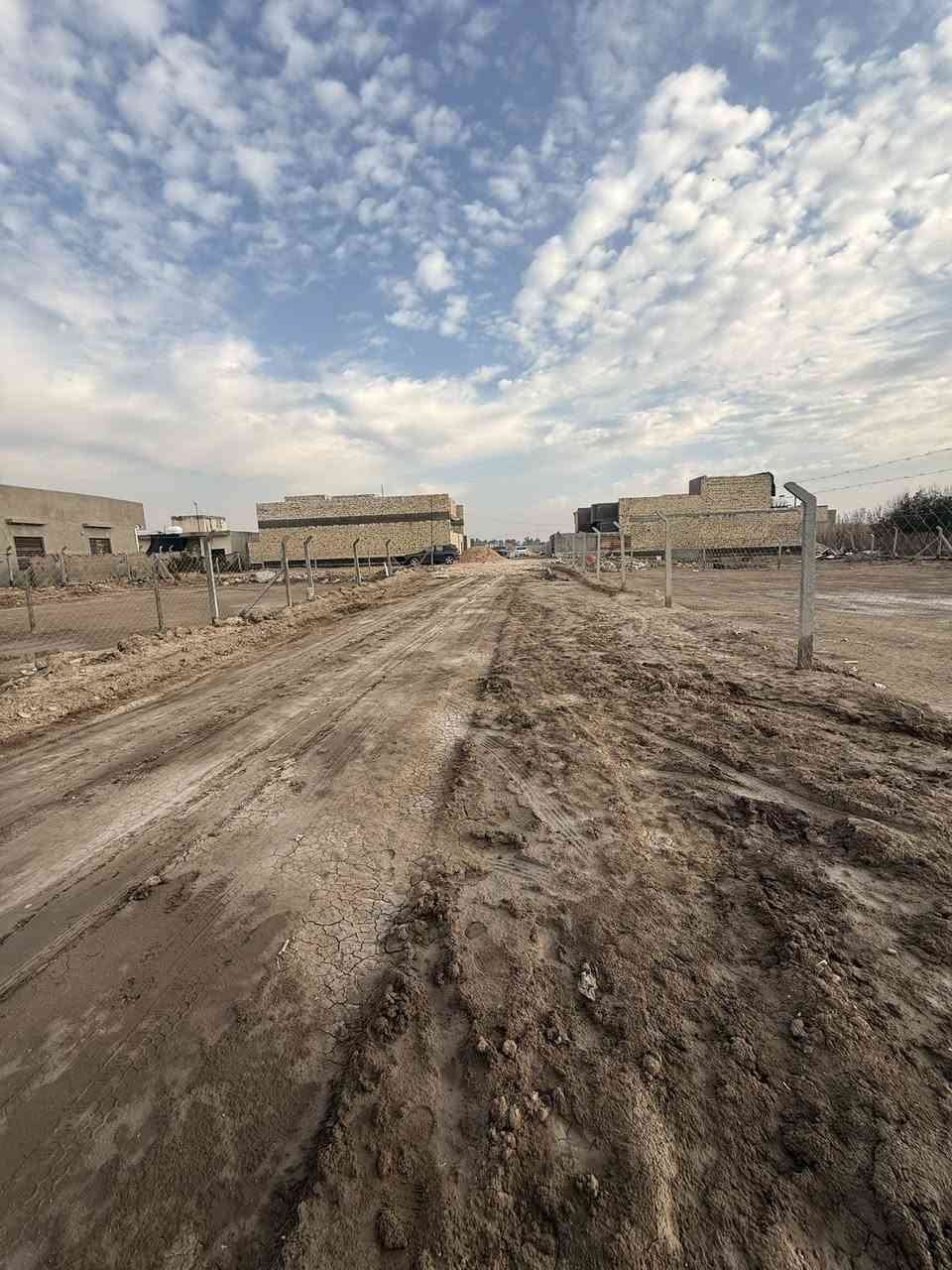 ارض زراعية سند ٢٥ واجهة ٤٥ نزال ٢٥  مجموع مساحتها ١١٢٥ متر بصفها شارع ٥٠٠ متر مشمول بالتبليط ، منطقة سكنية خلف معمل الغاز موجود الموقع مالتها للبيع مساحات منفصل او كامل سعرها  ٤٩ مليون وبيها مجال بيع مستعجل للتواصل واتساب
***********
