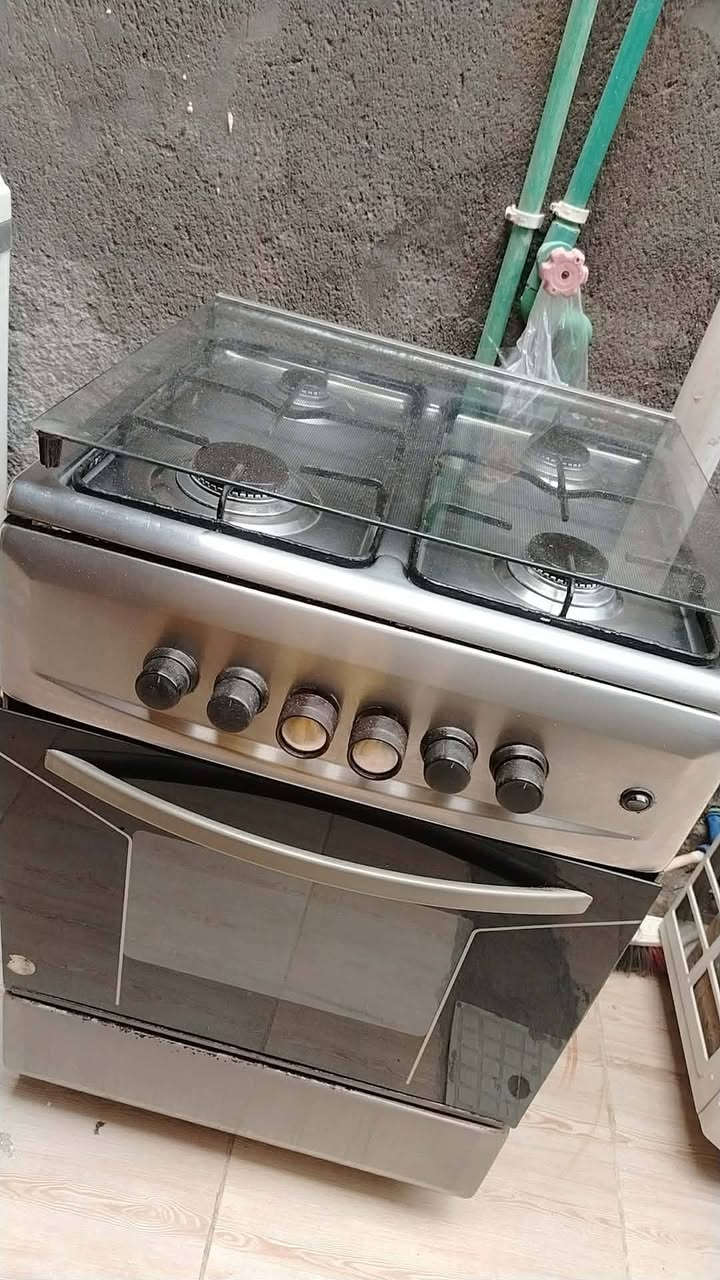 طباخ اربع عيون نضيف حتى الفرن شغال ***********
