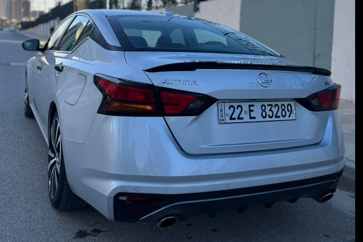 نیسان ئەڵتیما 2022 مواسەفات SR
رەنگ سلڤەر 
٩٥ هەزار کیلۆ مەتر رۆشتوە 
مواسەفاتەکانی / رادار ، کوشن جڵد ، 
شاشەوکامێرا ، بەسمەو شەغال ،
 شەفتی سەر سوکان ، 
تەنها یەک پارچەی بۆیاخە بێ ناوگرتن
سەنەوی تاکو ٢٠٢٨ تازەیە 
یەک هەفتەیە رۆنی گێرو مەکینەی گۆراوە 
سەیارەکە لە دەعامی بۆ دەعامی بە شەرت مەسرەفی تیا نیە 
رەقەم شانسیم لە رەسمەکان داناوە 

سـعـر : لە کۆمێنت داوابکە ڕاستەوخۆ بۆت دێت 📥 

گێر و مەکیەنەی بەشەرت 
هیچ کێشەیەکی تێدا نییە 

ژمارەی خاوەنەکەی 
شوێن / سلیمانی 
 ***********
