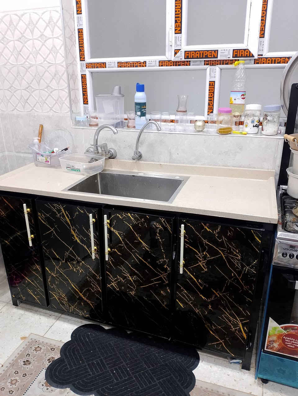 سلام عليكم  من رخصت صاحب لكروب عندي ذني اثاث جديد شتريتهن مصارلهن شهر وكلهن زلخ مابيهن جدد
لطباخ ب150
ولسنك مرمر ب350
ولثلاجه ب350
تاخذ بس قطعه وحده منهن مو مشكله مكاني حي اور شارع علوه زويني رقمي*********** للتصال
