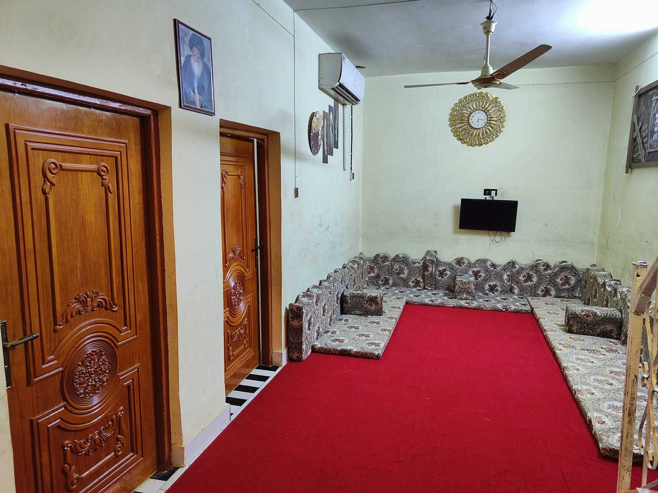 إعادة النشر بسبب الوعود الكاذبه 
بيت للبيع 210متر طابو صرف موقع البيت سومر حي المعلمين خلف اسواق الانور عرض الشارع 15متر 
السعر 235 وبي مجال بسيط كلش 
رقم صاحب البيت ***********
