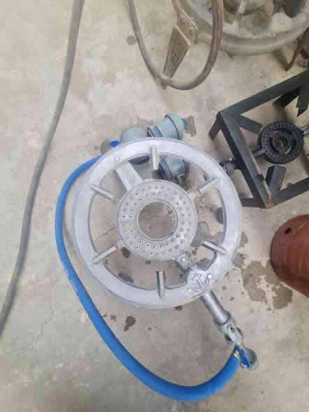 مشاعل عدد ٤ واحد يتركب بالقنينة و٣ ارضي  وقنينة حجم صغير وكما موضحة بالصورة كلهن بسعر ٦٠ الف كلهن لمن يرغب بالشراء المراسلة على الخاص او الاتصال على الرقم *********** علما ان المكان شارع فلسطين ساحة بيروت
