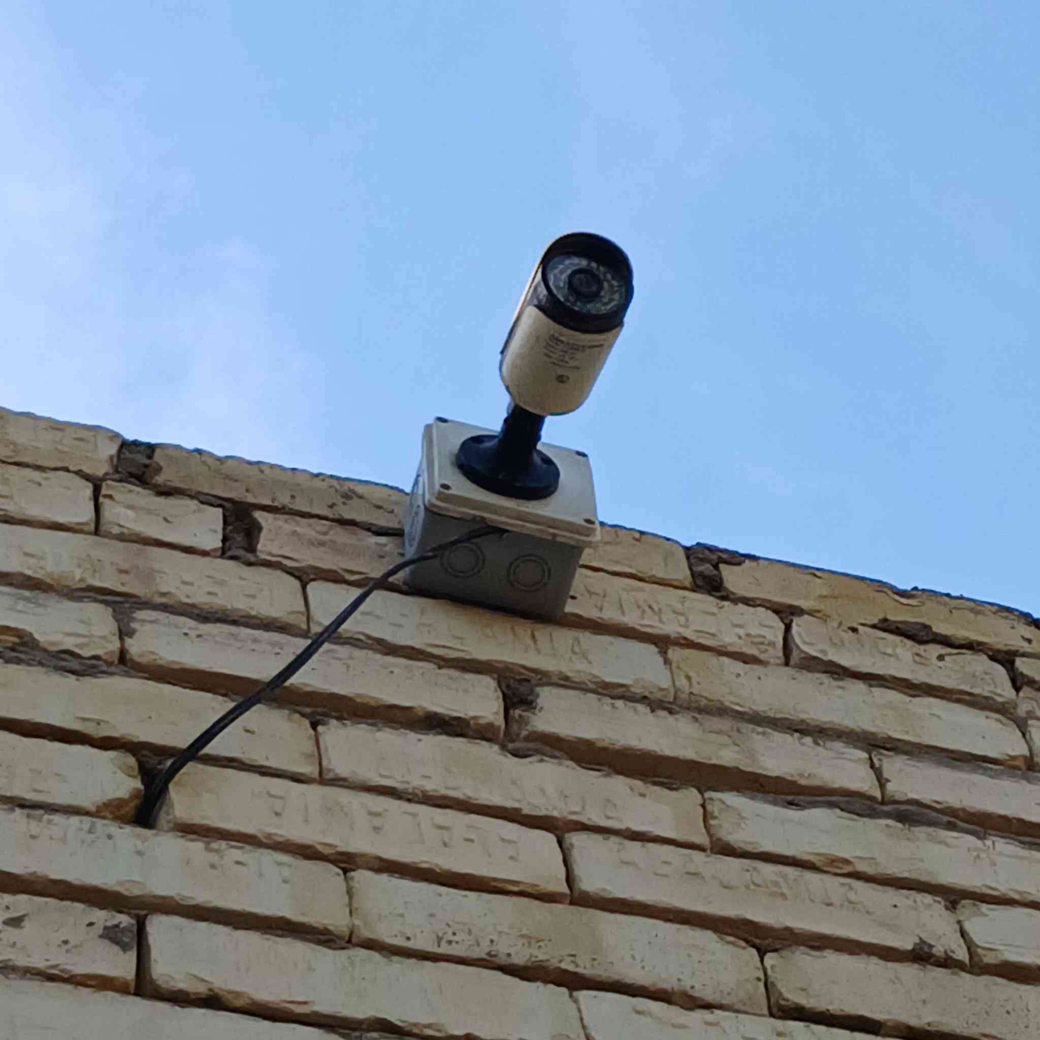 بفضل من الله تم تنصيب 4 كامرات في بيت ابراهيم الراجحي في منطقة السيد ابراهيم ع 
محتاج شغل نظيف ومضمون؟ خليك مع أهل الخبرة! 🛠️✨
​نوفر لكم أرقى أنواع كاميرات المراقبة Dahua الأصلية (2، 5، 8 ميجابكسل) مع ميزة التصوير الليلي الملون وضمان سنة.
​خدماتنا تشمل:
✅ شد وتنصيب الكاميرات لكافة المنشآت.
✅ تنصيب وصيانة الستلايت والصحون بأحدث الأجهزة.
​📍 موقعنا: بابل - مفرق سدة الهندية
💬 للتواصل معنا: ***********
