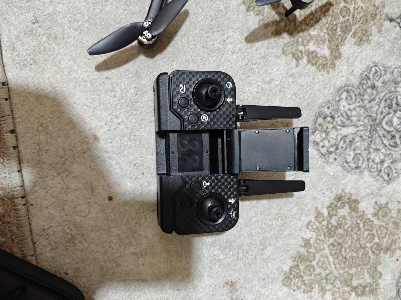 السلام عليكم اخوان درون جديد غير مستخدم هذه طائرة بدون طيار طراز H16. تشمل ميزاتها الرئيسية ما يلي:
كاميرا عالية الدقة: مزودة بكاميرا عالية الدقة.

التحكم عبر التطبيق: يمكن التحكم بها باستخدام تطبيق مخصص.

هيكل قابل للطي: تصميم يسهل النقل والتخزين.

محرك بدون فرش: توفر المحركات بدون فرش أداءً أكثر كفاءة وعمرًا أطول.

وظائف إضافية: تتضمن ميزات مثل الدوران 360 درجة وتثبيت الارتفاع بضغط الهواء

السعر 65 وبي مجال للشراي ***********
