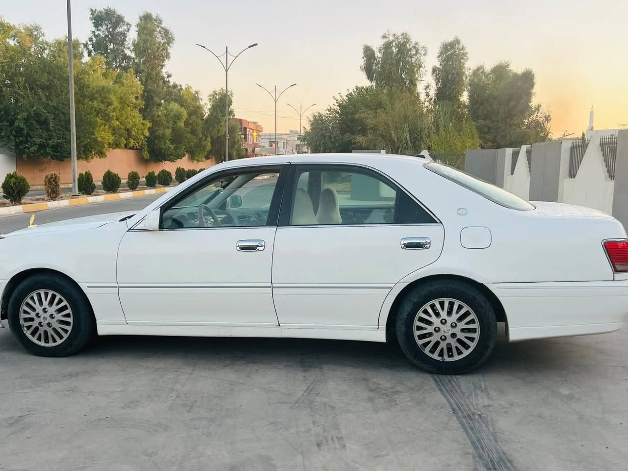 سڵاوی خواتان لێبێ 
مەلیکەی براوەی ۲۰۰۲
مەکینە d4 گەورە
دوو ئایپادی تیایە
بەسمەیه
کوشن کارەبایە
لایتی دواوە کریستاڵە
بێ تەقەو رەقەیە بەشەرتی گێر و مەکینە
ماڵی دۆستە تابڵێی خاوێنە
نرخی ٤۰ وەرەقەو مامەڵەیە
*********** شربازهير, السليمانية
